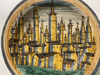 Een grote schotel in Italiaanse majolica met een zicht op San Gimignano, Deruta, 16/17e eeuw